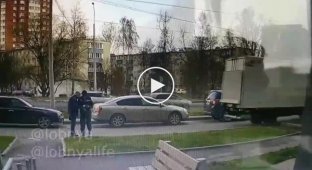 В Подмосковье водитель «ГАЗели» сдавал назад и сбил двух мужчин