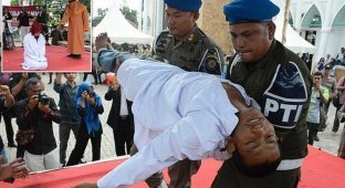 В Индонезии парню устроили публичную порку до потери сознания (5 фото)