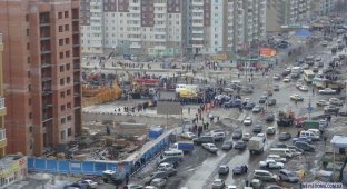 В Красноярске рухнул башенный кран. (22 фото)
