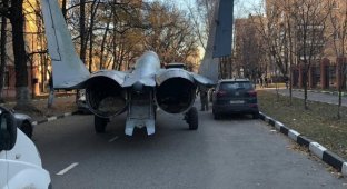 В Люберцах прокатили по улицам истребитель МиГ-29 (4 фото)