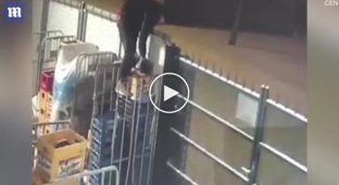 В Бельгии жадный воришка дважды застрял на одном заборе при попытке обокрасть склад магазина