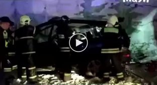 Жуткая авария, в которой машина с подростками, влетела в стену в Москве