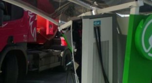 В Альметьевске бензовоз въехал в станцию зарядки электромобилей (3 фото)