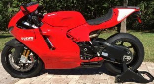 Новый легендарный мотоцикл Ducati Desmosedici RR "Street Legal Version" (17 фото)