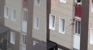 В Новосибирске женщина, спасая детей от пожара, выбросила их из окна (3 фото + 1 видео)