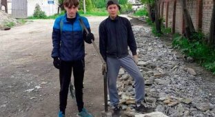 В Челябинске четверо подростков своими силами ремонтируют дорогу (3 фото)