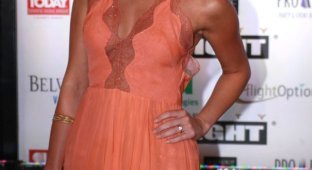 Майли Сайрус в платье скрывающим декольте (6 Фото)