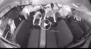 Момент переворота школьного автобуса попал на видео