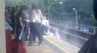 Попал индус под поезд в  Сингапуре (5 фото) Слабонервным не смотреть.