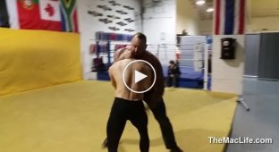 Гора из Игры Престолов в легком спарринге с популярным ирландским бойцом UFC - Конором Макгрегором