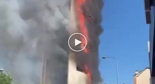 В Милане огонь полностью охватил 15-этажный дом