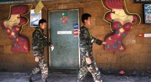 Тайские солдаты охраняют стриптиз-клубы (19 фото)