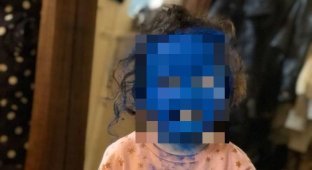 Трехлетняя девочка перевоплотилась в настоящего Смурфа (4 фото)