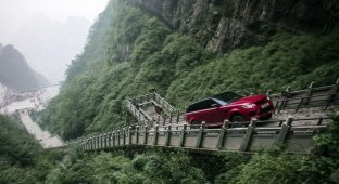 Range Rover Sport въехал на лестницу из 999 ступеней в Китае (5 фото + 1 видео)