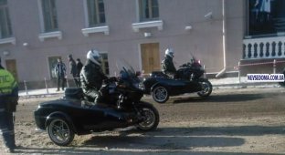 ГИБДДшники рассекают на новых мотоциклах (2 фото)