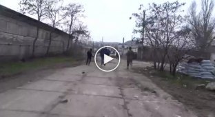 Украинские морпехи выгоняют самооборону (майдан)