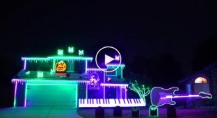 Житель США вновь устроил фантастическое световое шоу на своем доме