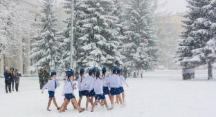 Спирт и витамины получили дети, маршировавшие в летней форме по снегу (3 фото)