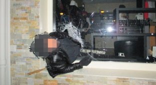 Пьяный грабитель застрял в окне ювелирного магазина (3 фото)
