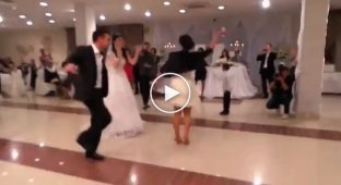 Девушка танцует лезгинку на свадьбе