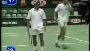 Тенисист сбил птичку