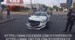 Повернули не туда: в Киеве очередной полицейский автомобиль попал в ДТП