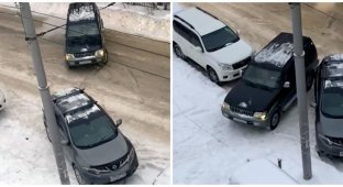 Автохам из Новосибирска отбуксировал чужое авто, чтобы припарковаться под окнами дома (2 фото + 1 видео)