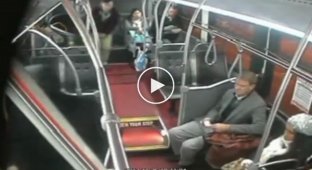 Смелый пассажир автобуса, смог дать отпор грабителю