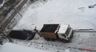 В Слободском Кировской области новый асфальт положили прямо на снег (2 фото)