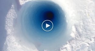 Что происходит, когда бросаешь кусок льда в 90-метровую скважину в Антарктике