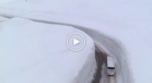 Дорога сквозь снег в горах Японии