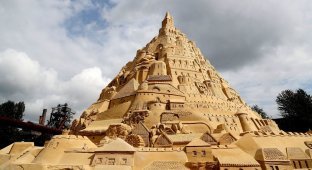 В Германии построили 17-метровый замок из песка, ставший новым рекордсменом (8 фото)