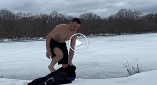 Боец UFC решил искупаться зимой и ударился об лёд