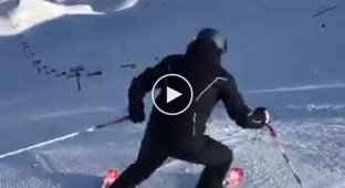 Лыжник показывает свое  мастерство катания на лыжах