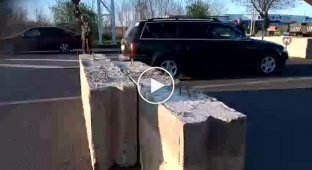 На въезде в Тирасполь (крупнейший город в Приднестровье) устанавливают бетонные блоки