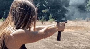 Девушки с оружием (15 гифок)