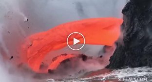 Напор лавы, стекающей в океан. Гавайи