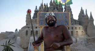 Этот житель Бразилии вот уже 22 года живёт в замке из песка на одном из самых престижных пляжей Рио (12 фото + 1 видео)