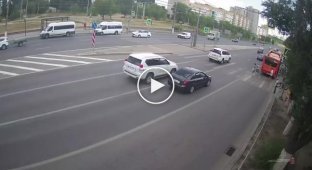Отчаянный забег пенсионерки через дорогу на красный свет в Волгограде