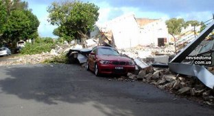 BMW раздавило перекрытием здания (8 фото)