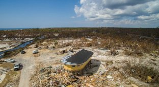 Ураган 5-й категории не смог разрушить круглые деревянные дома компании Deltec (3 фото)