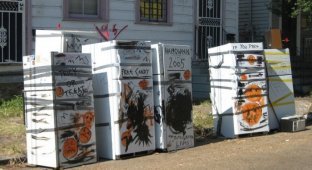 Холодильники на улицах Нового Орлеана, как одно из последствий урагана Катрина (11 фото)