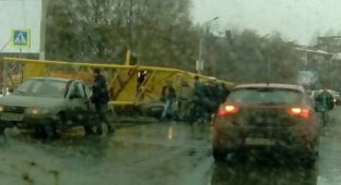 В Омске башенный кран рухнул на проезжавшие автомобили (4 фото + видео)