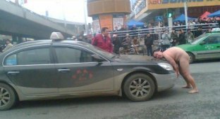 Голый китаец "напал" на автомобиль (21 фото)
