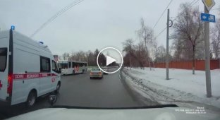 Момент ДТП с участием машины скорой помощи в Омске (мат)