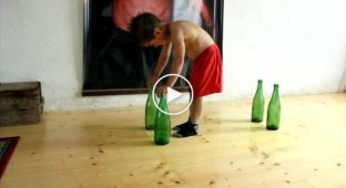 Пятилетний атлет показал как надо отжиматься на бутылках