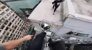 Любители паркура бегают по крышам Гонконга