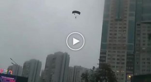 Московским парашютистам пришлось приземляться прямо на проезжую часть
