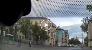 В Екатеринбурге мужчина на каршеринговом авто сбил велосипедиста