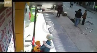 В Китае водитель сбил пешехода и влетел в магазин